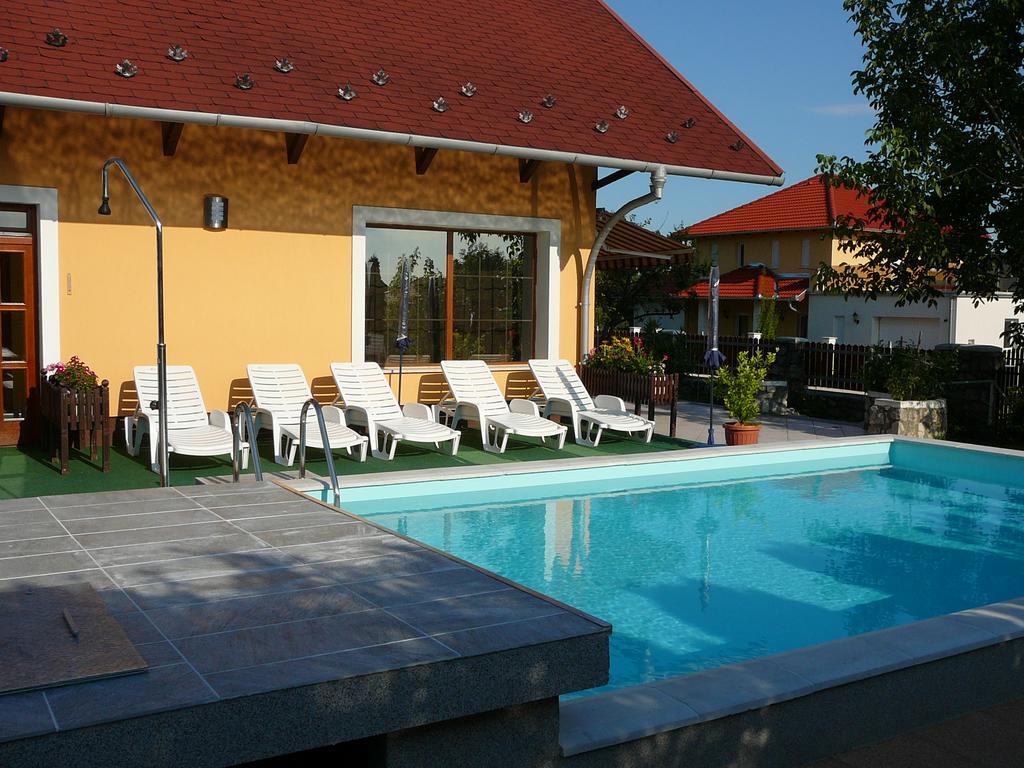 Ciklamen Apartman Gyenesdiás Екстериор снимка